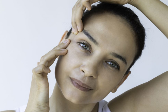 Los 12 ejercicios antiarrugas mejores para cara y cuello