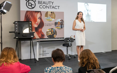 Carmen Farré en su taller de Beauty Contact